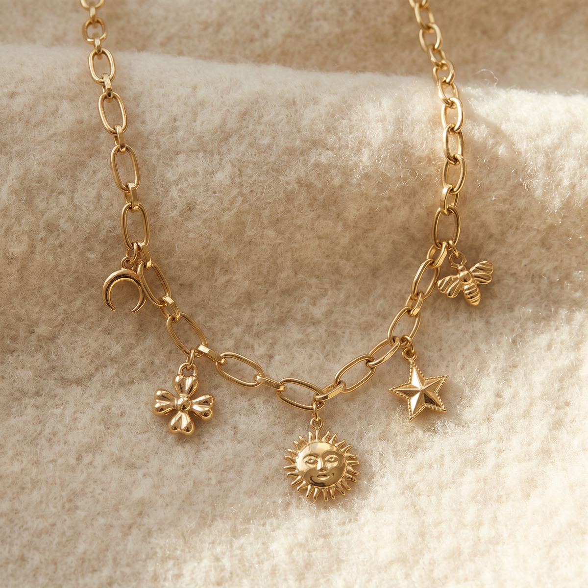 Collier charms étoile et soleil, porté en tenue, doré