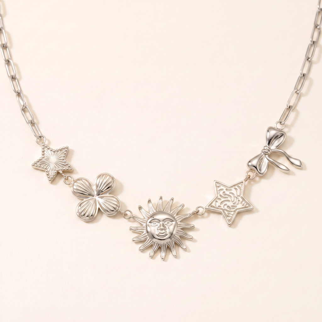 Collier soleil rayonnant, détail du motif, argenté