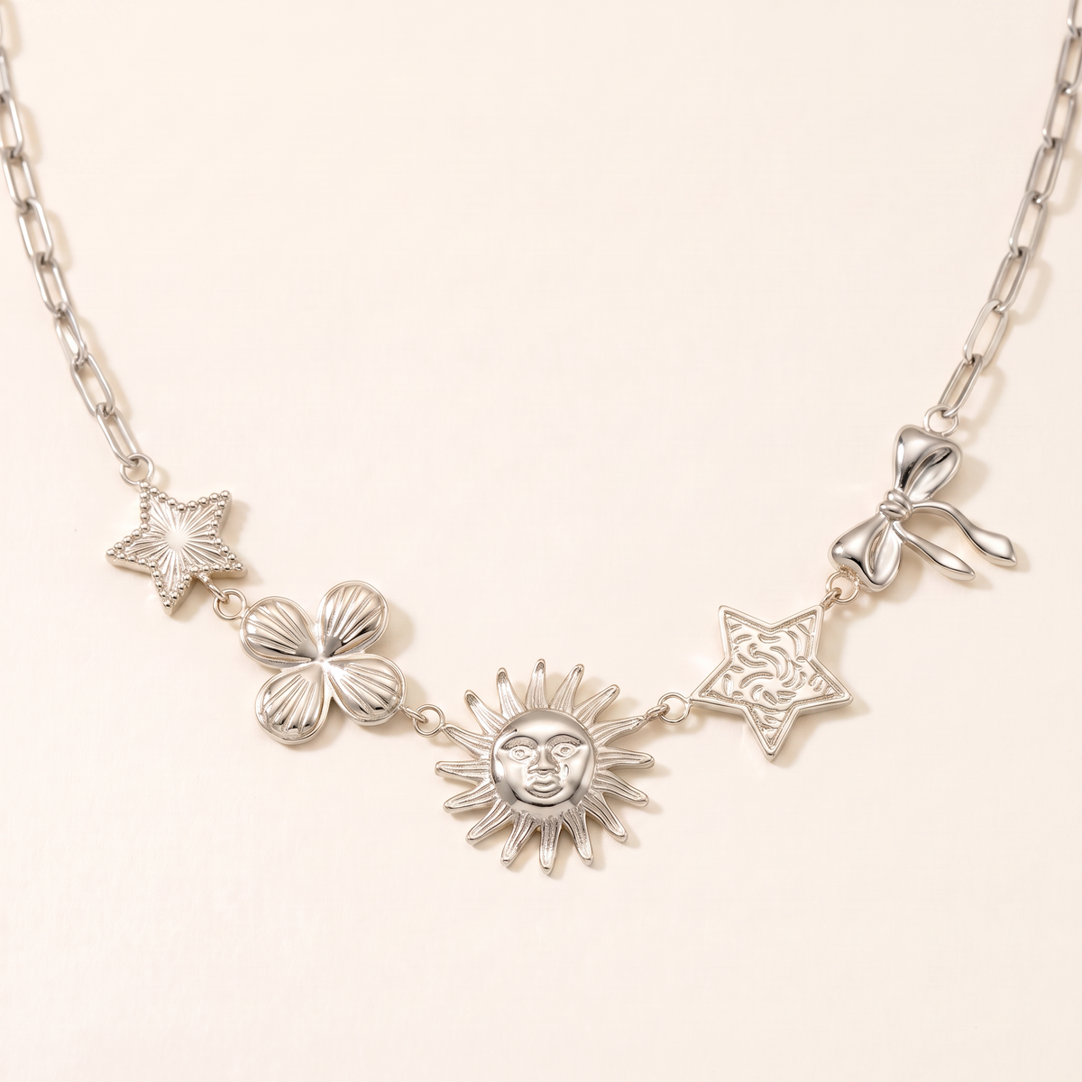 Collier soleil rayonnant, détail du motif, argenté