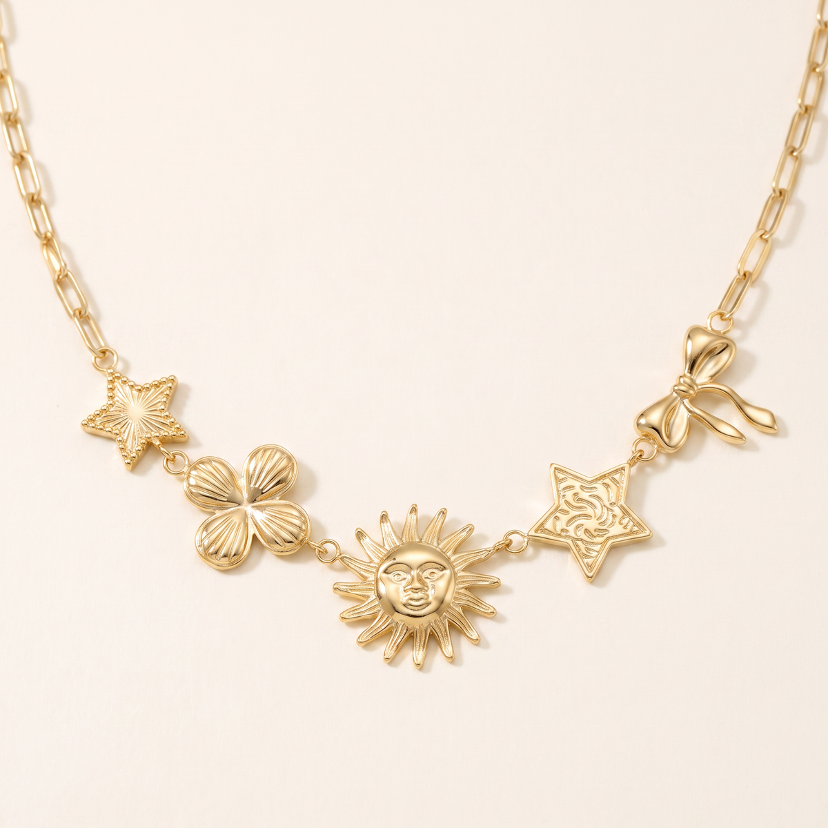 Collier soleil rayonnant, détail du motif, doré