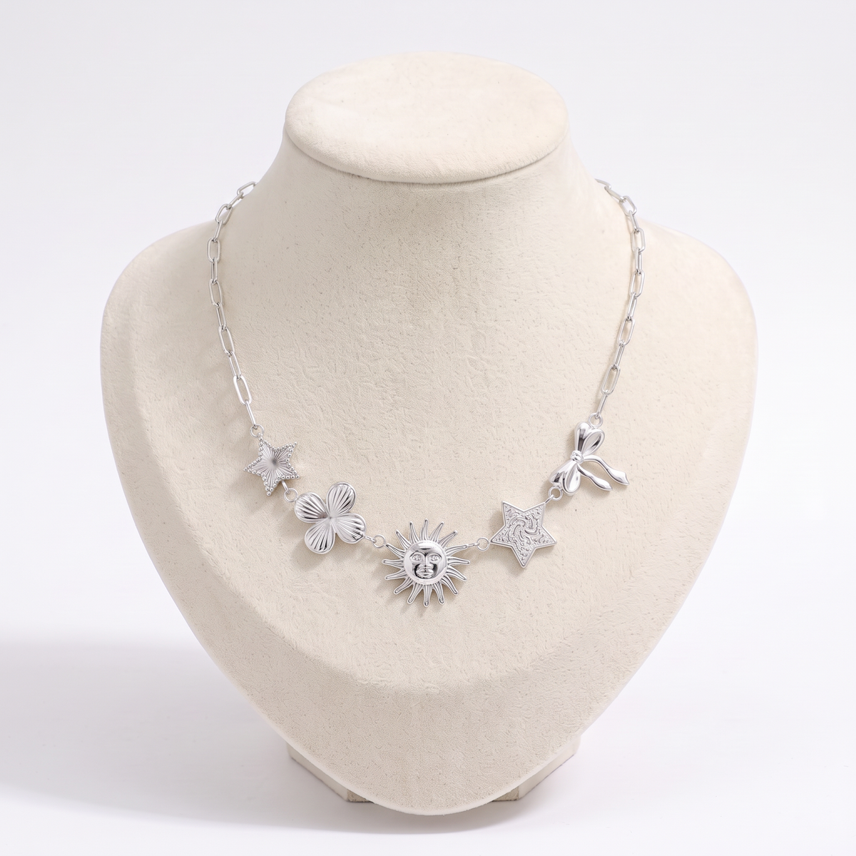 Collier soleil rayonnant, vue de face, argenté