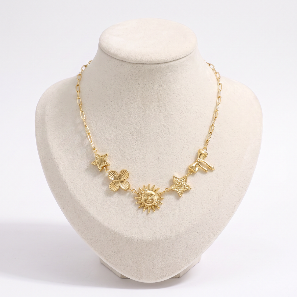 Collier soleil rayonnant, vue de face, doré