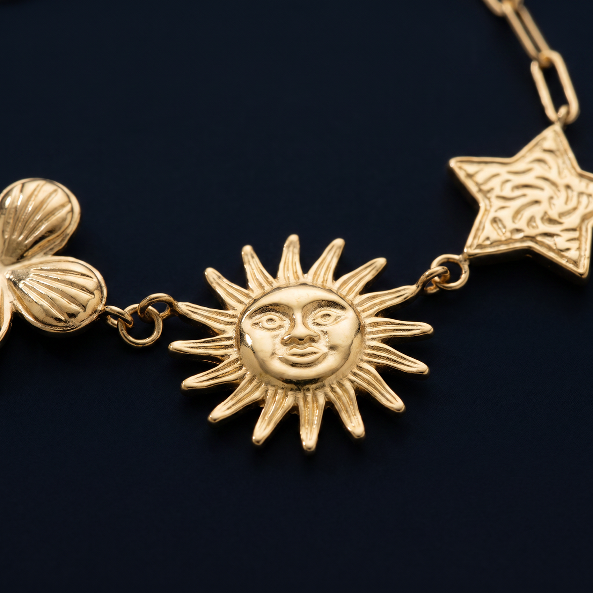 Collier soleil rayonnant, motif en gros plan