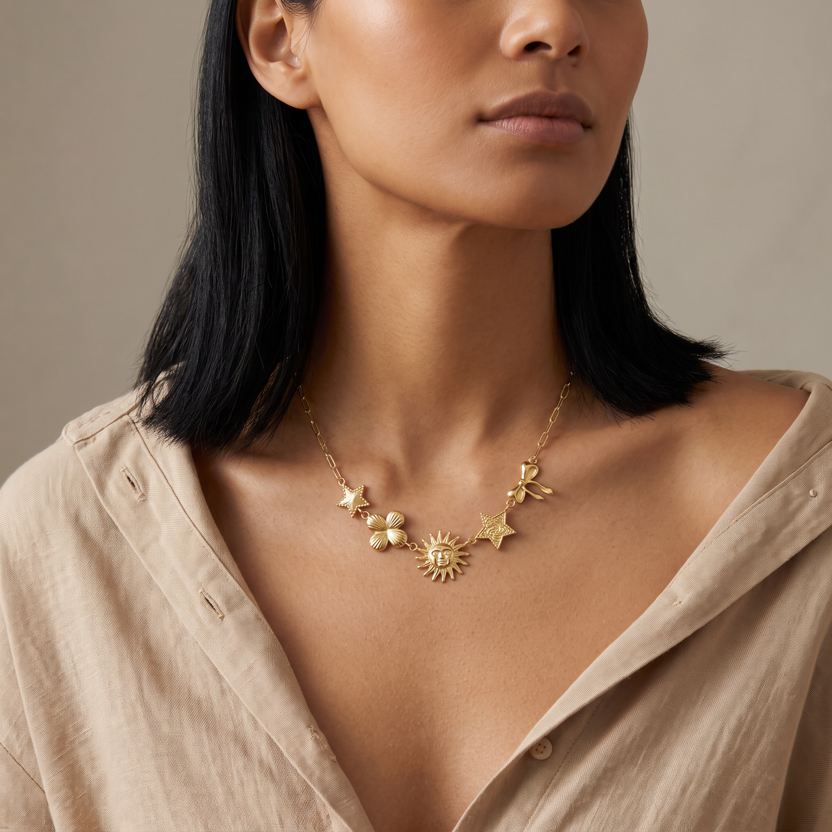 Collier soleil rayonnant, porté mi-corps