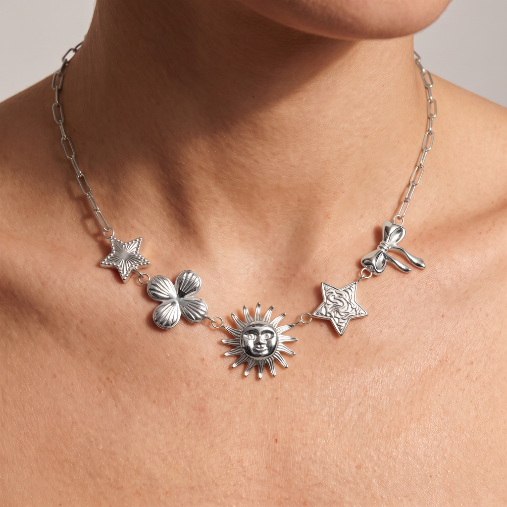 Collier soleil rayonnant, porté, argenté