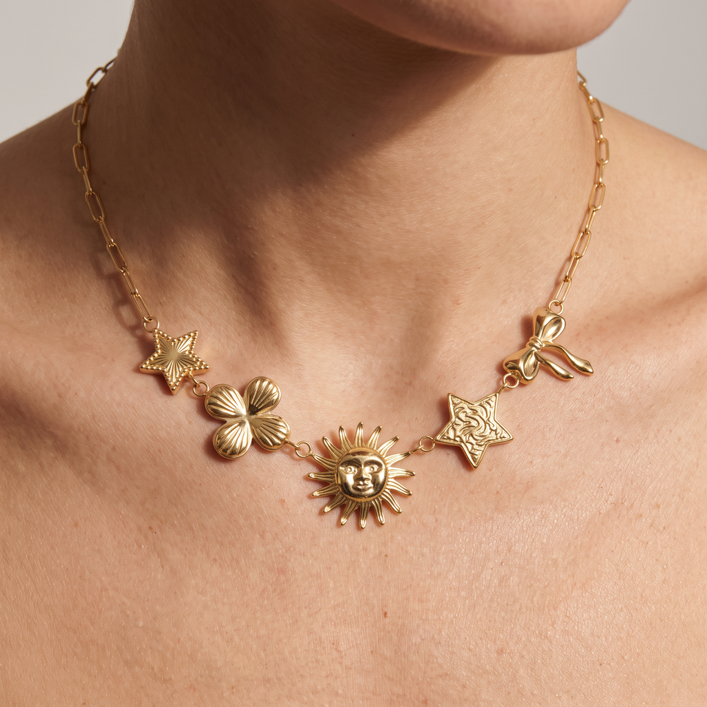 Collier soleil rayonnant, porté, doré