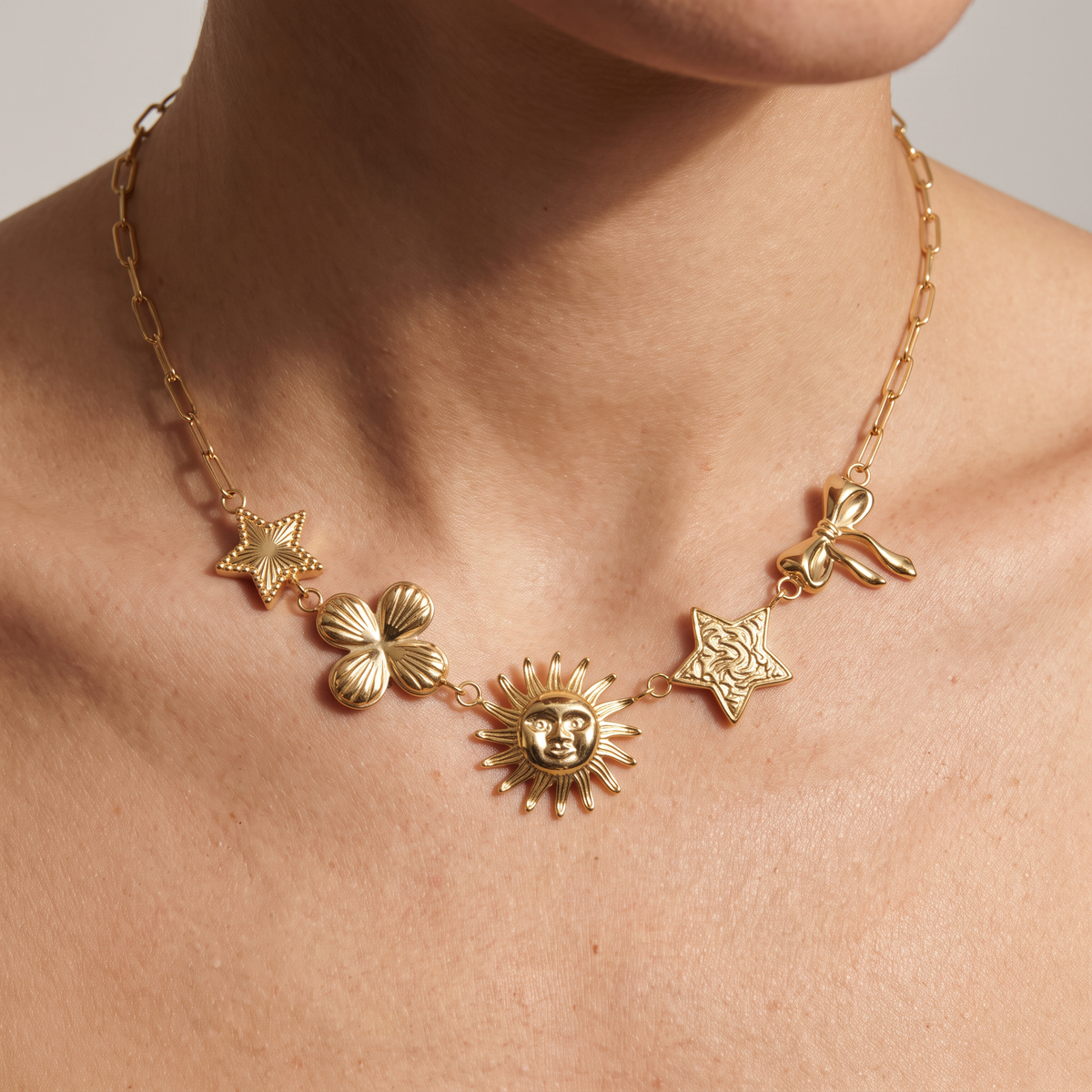 Collier soleil rayonnant, porté, doré