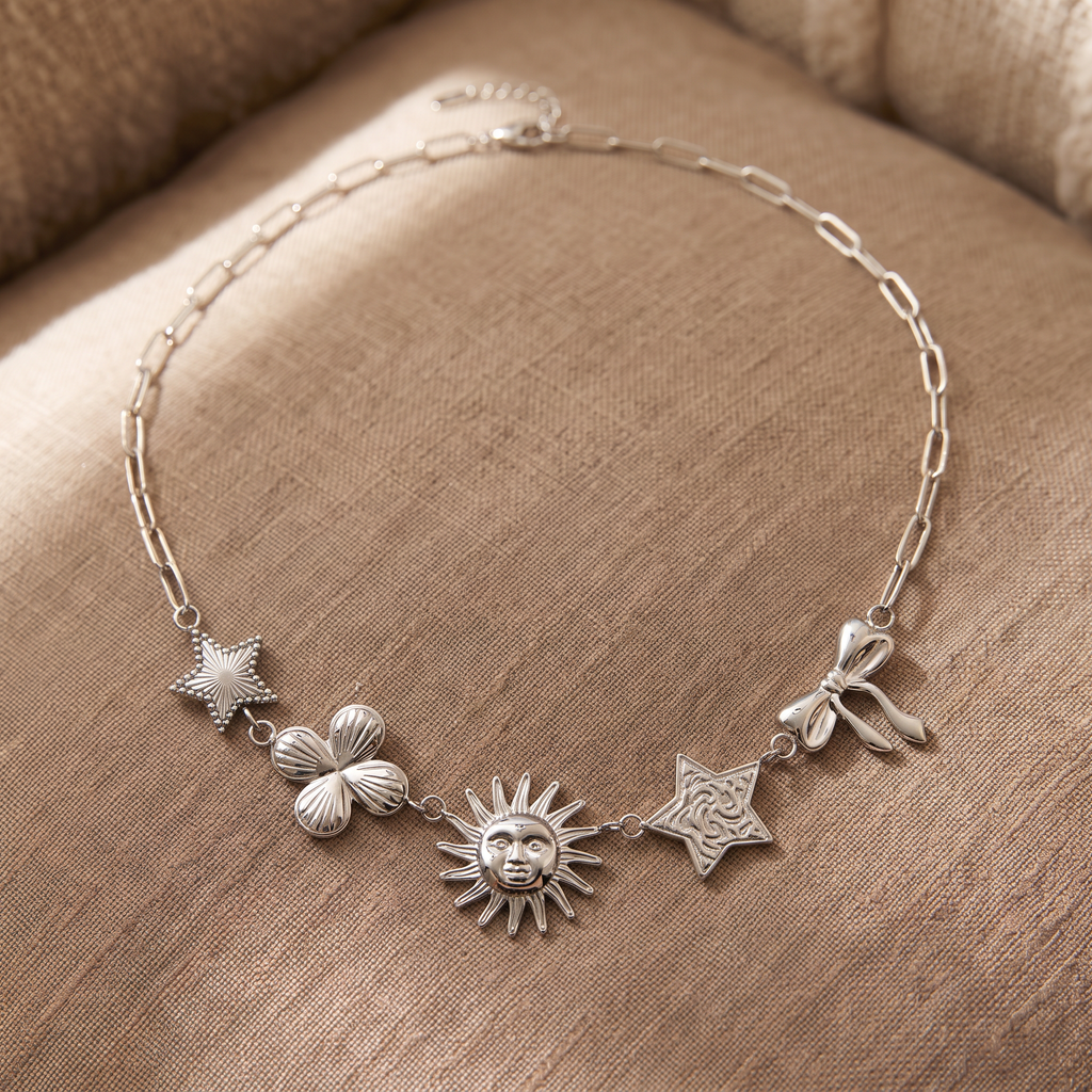 Collier soleil rayonnant, porté en tenue, argenté