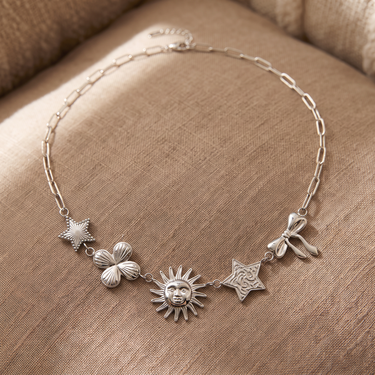 Collier soleil rayonnant, porté en tenue, argenté