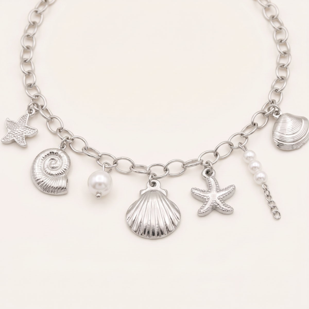Collier coquillage grosse maille, détail du motif, argenté