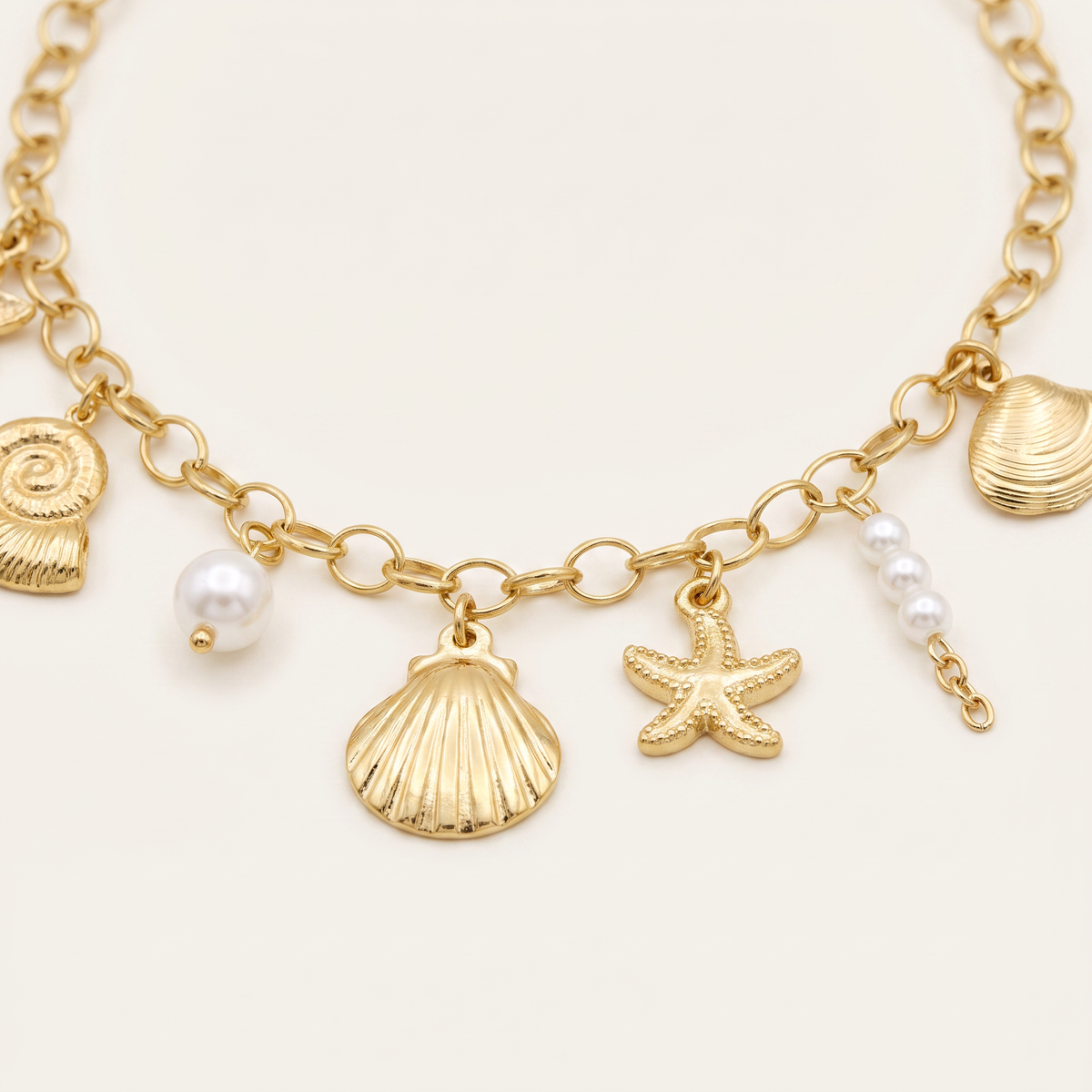 Collier coquillage grosse maille, détail du motif, doré