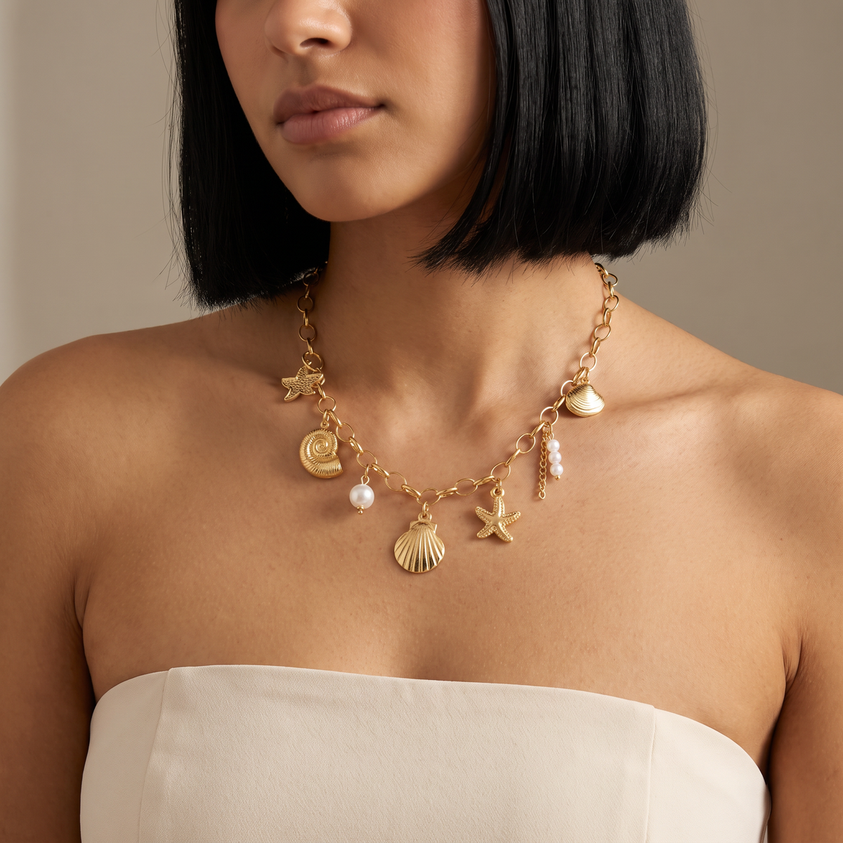 Collier coquillage grosse maille, porté mi-corps