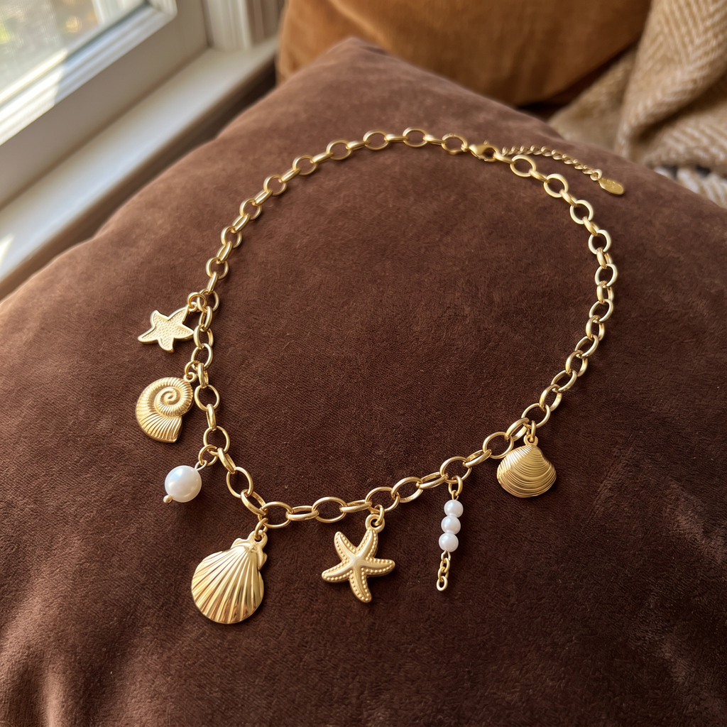Collier coquillage grosse maille, porté en tenue, doré