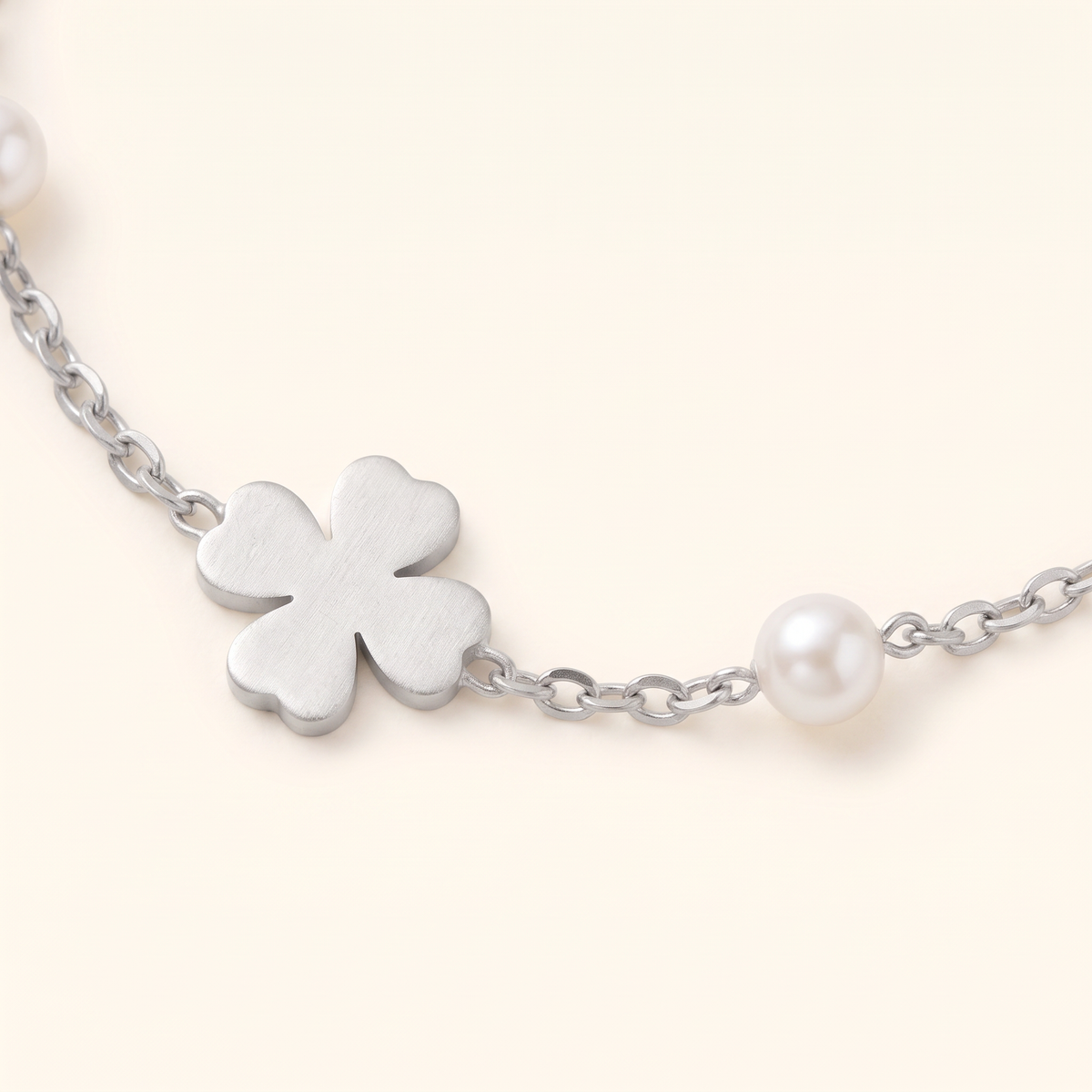 Collier trèfle en perles, détail du motif, argenté