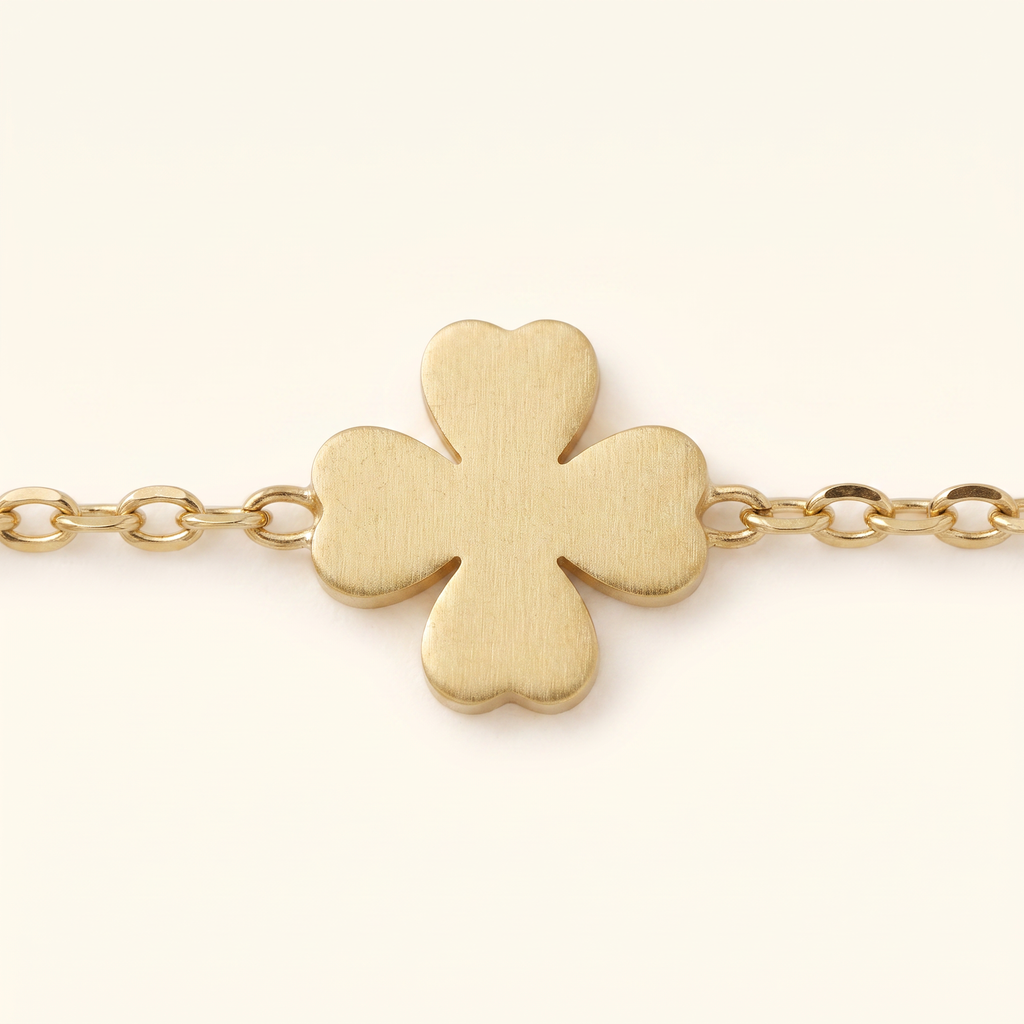 Collier trèfle en perles, détail du motif, doré