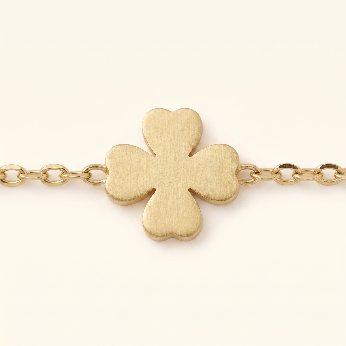 Collier trèfle en perles, détail du motif, doré