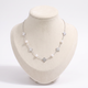 Collier trèfle en perles, vue de face, argenté