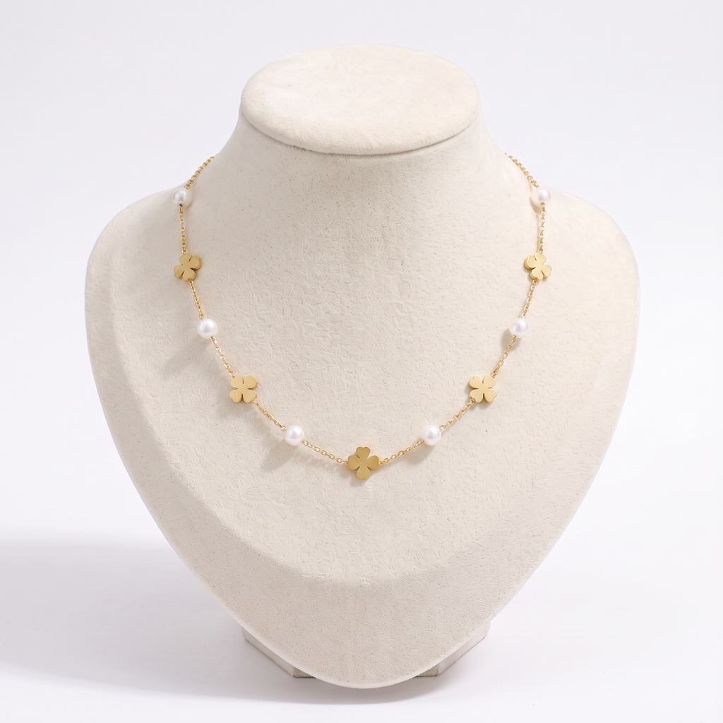Collier trèfle en perles, vue de face, doré