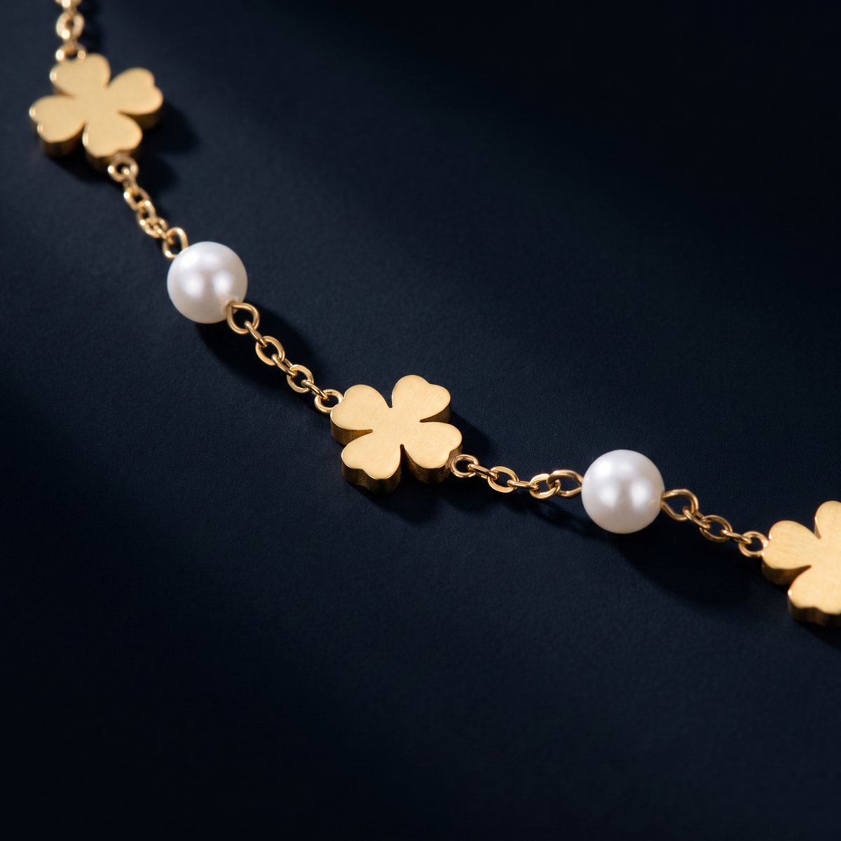 Collier trèfle en perles, motif en gros plan