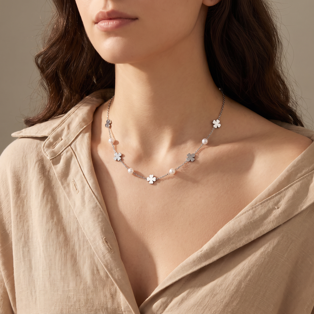 Collier trèfle en perles, porté mi-corps, argenté