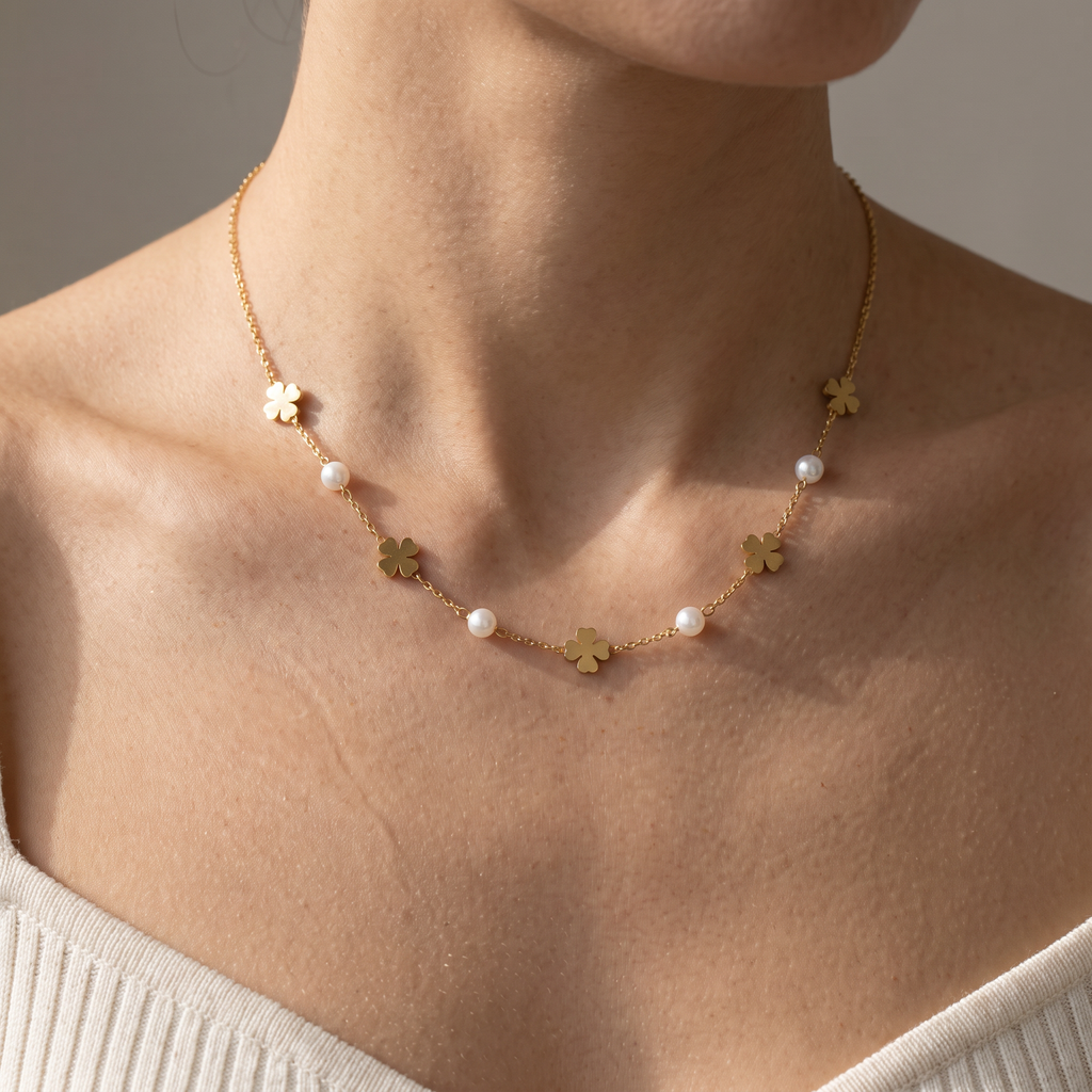 Collier trèfle en perles, porté mi-corps, doré