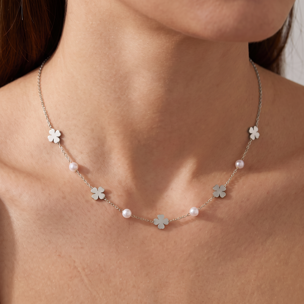 Collier trèfle en perles, porté, argenté