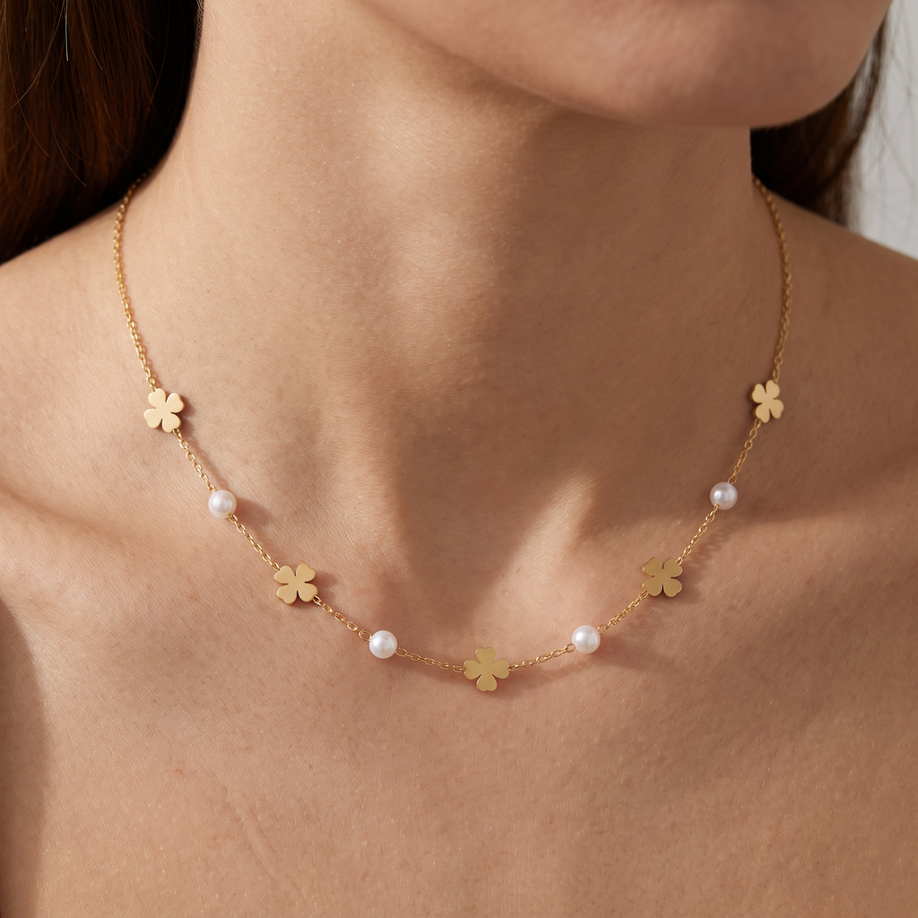 Collier trèfle en perles, porté, doré