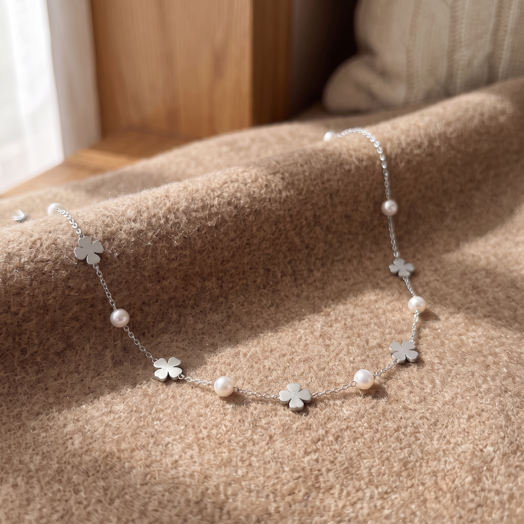 Collier trèfle en perles, porté en tenue, argenté