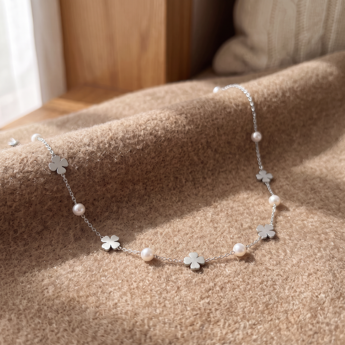 Collier trèfle en perles, porté en tenue, argenté