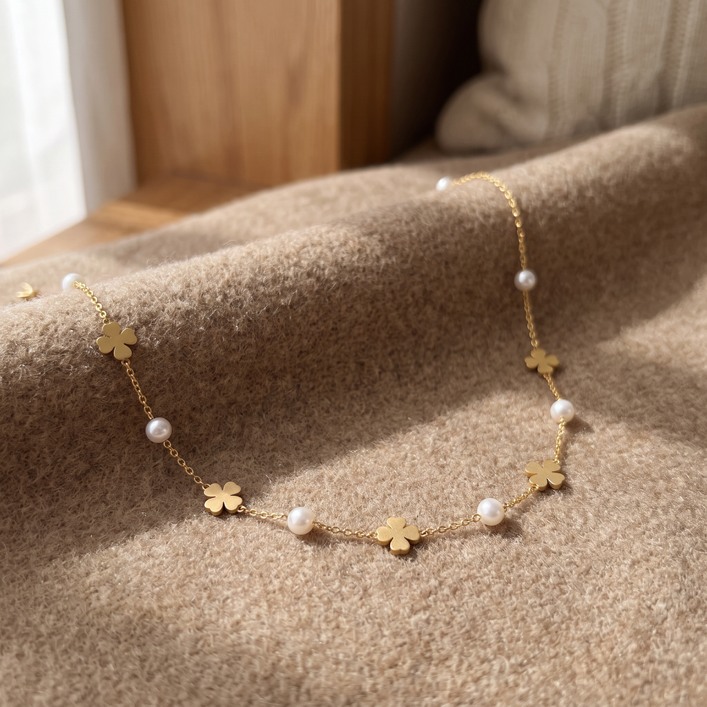 Collier trèfle en perles, porté en tenue, doré