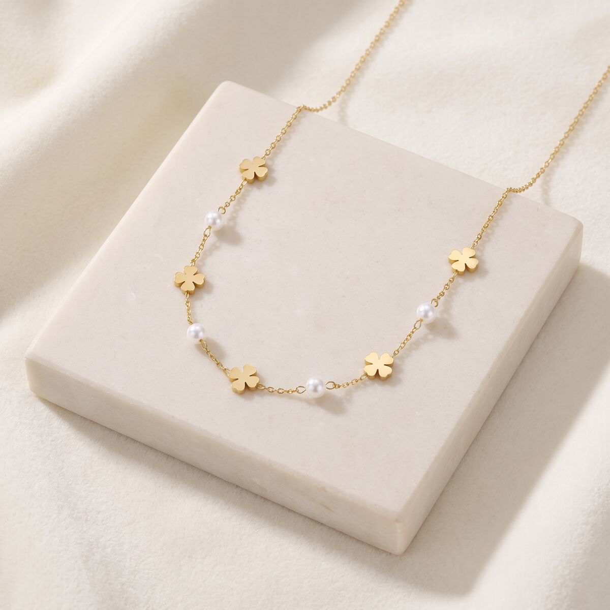 Collier trèfle en perles — Doré