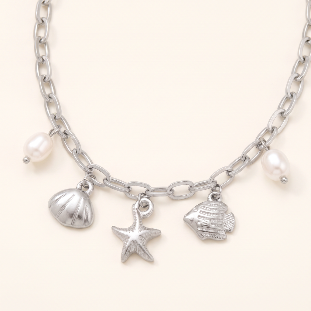 Collier charms coquillage effet nacré, détail du motif, argenté