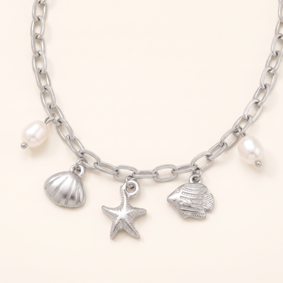 Collier charms coquillage effet nacré, détail du motif, argenté