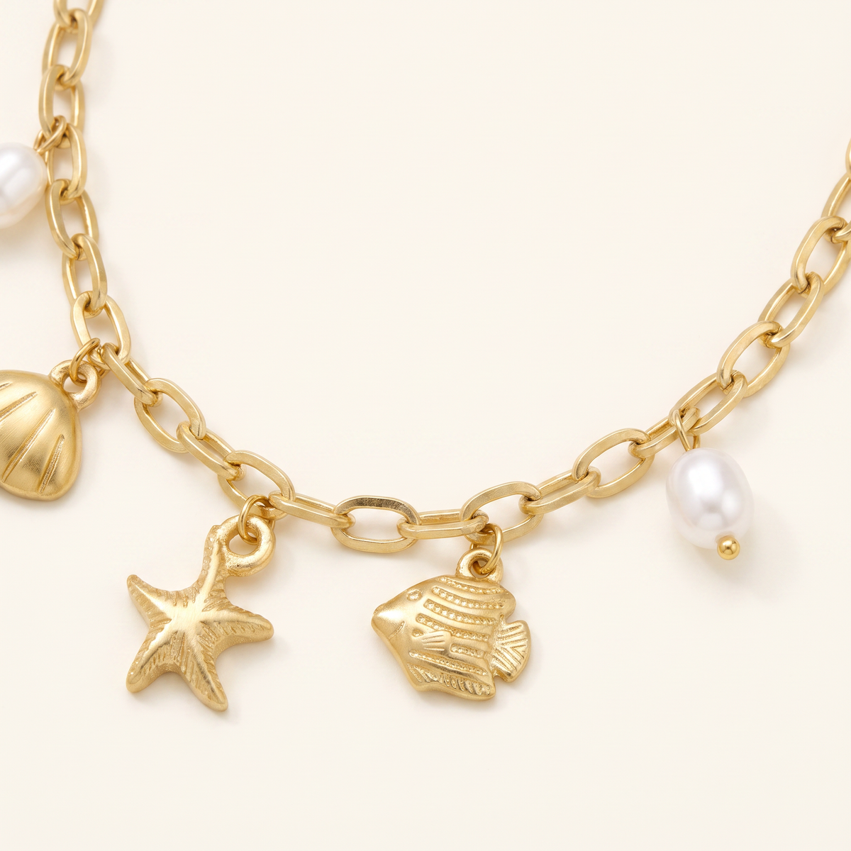 Collier charms coquillage effet nacré, détail du motif, doré