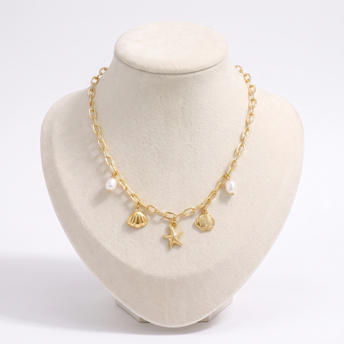 Collier charms coquillage effet nacré, vue de face, doré