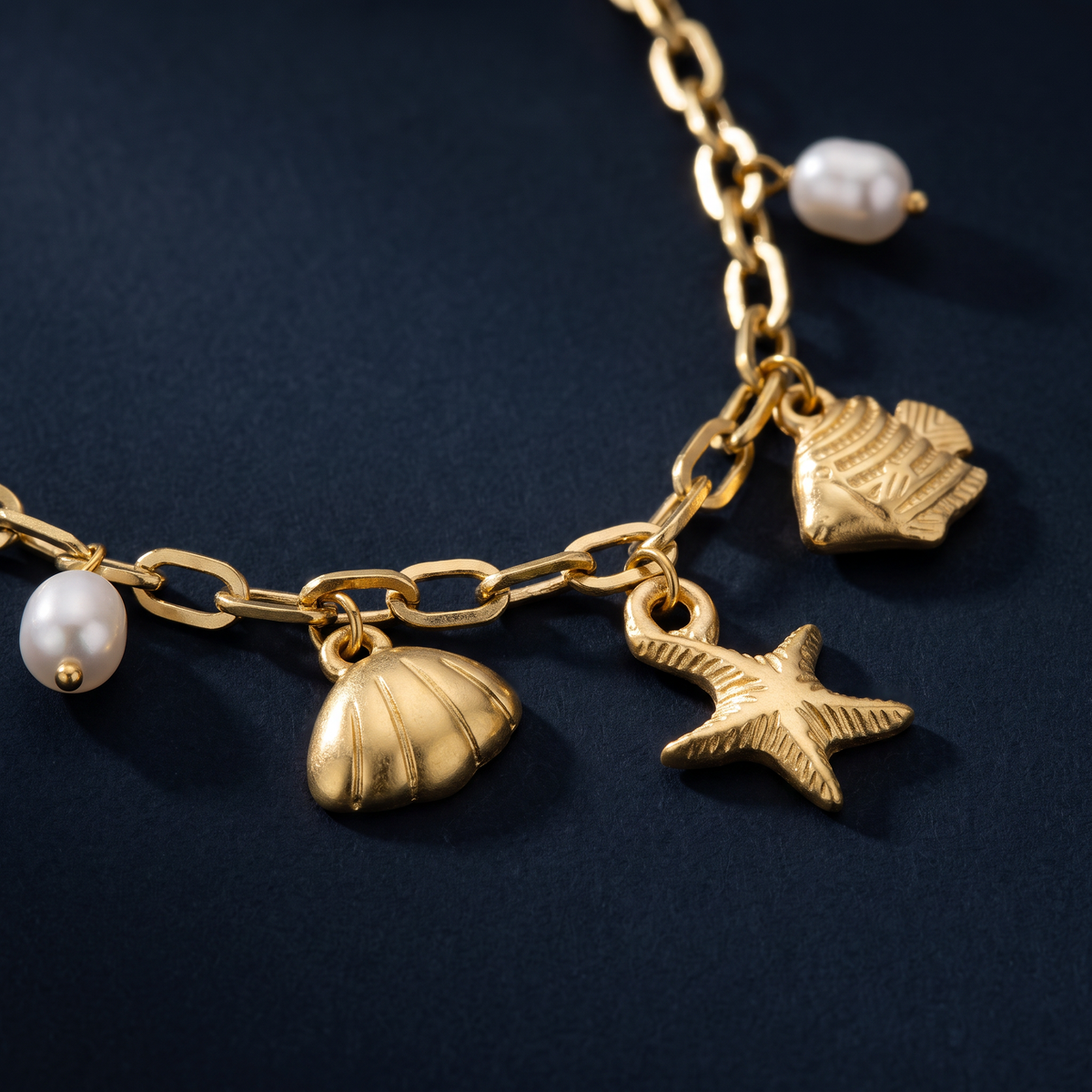 Collier charms coquillage effet nacré, motif en gros plan