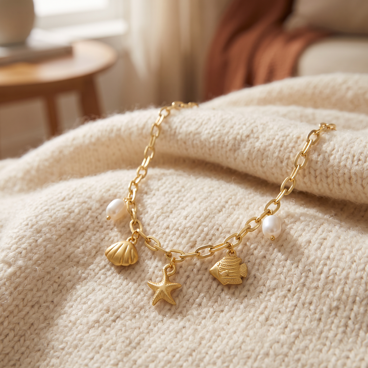 Collier charms coquillage effet nacré, porté en tenue, doré