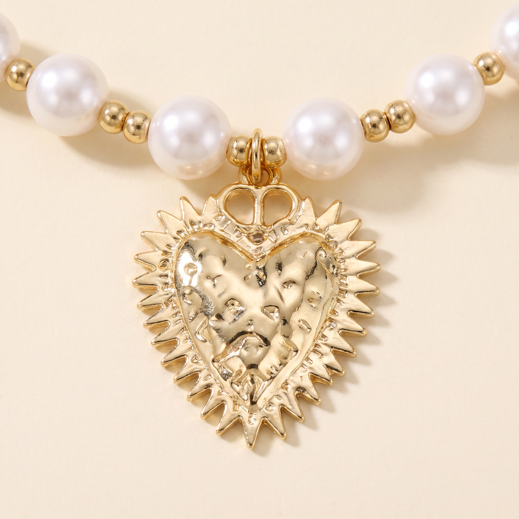Collier cœur doré à breloques en perles, détail du motif