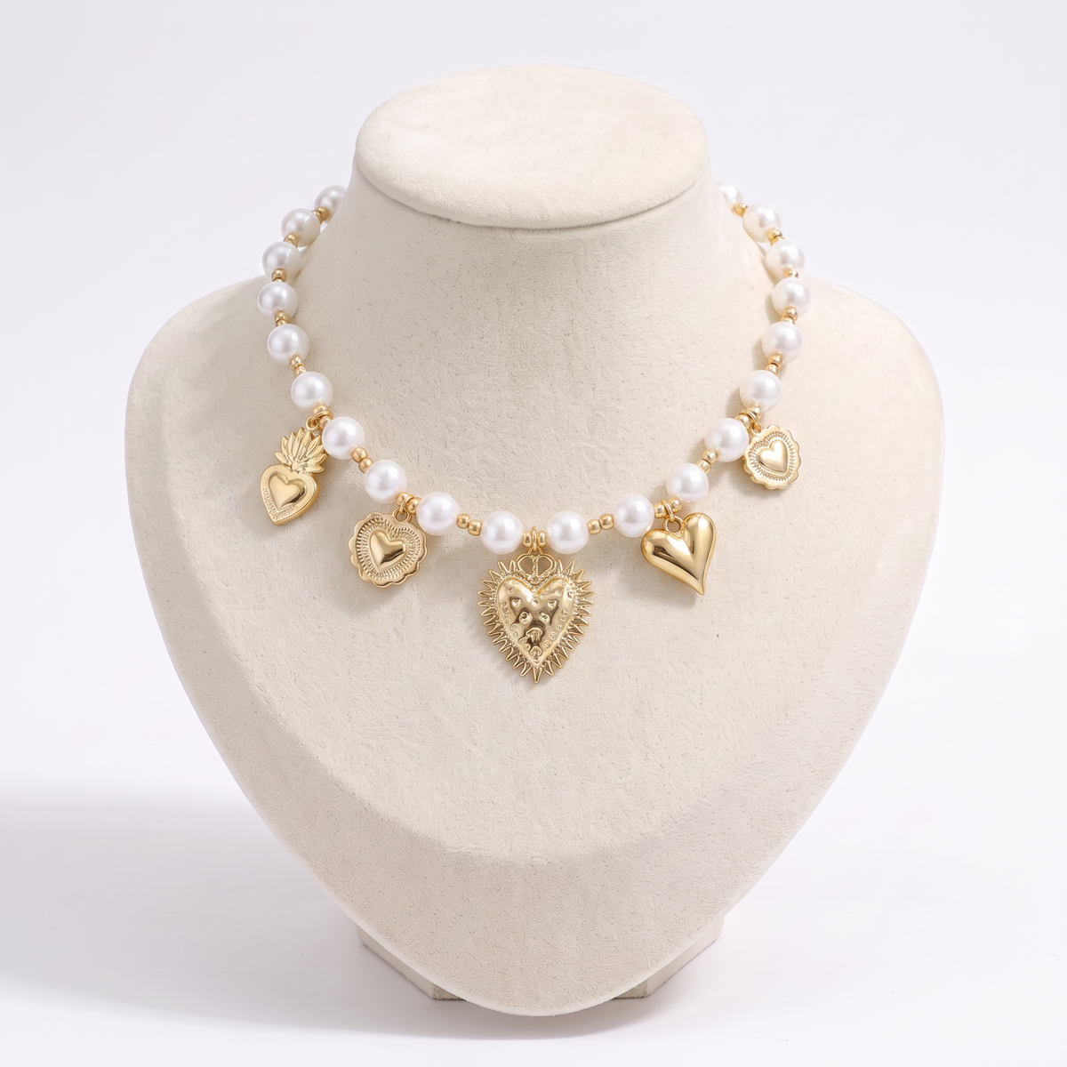 Collier cœur doré à breloques en perles, vue de face