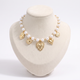 Collier cœur doré à breloques en perles, vue de face