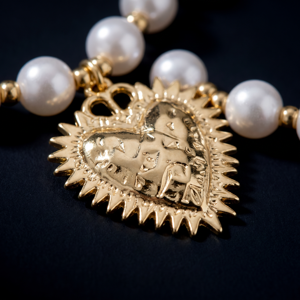 Collier cœur doré à breloques en perles, motif en gros plan