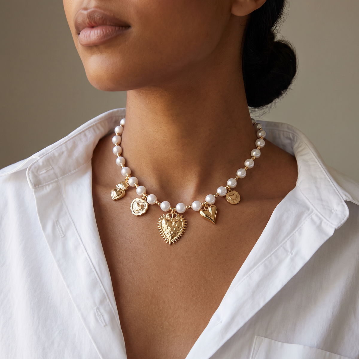 Collier cœur doré à breloques en perles, porté mi-corps