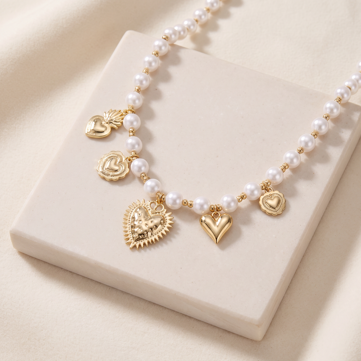 Collier cœur doré à breloques en perles — Default Title