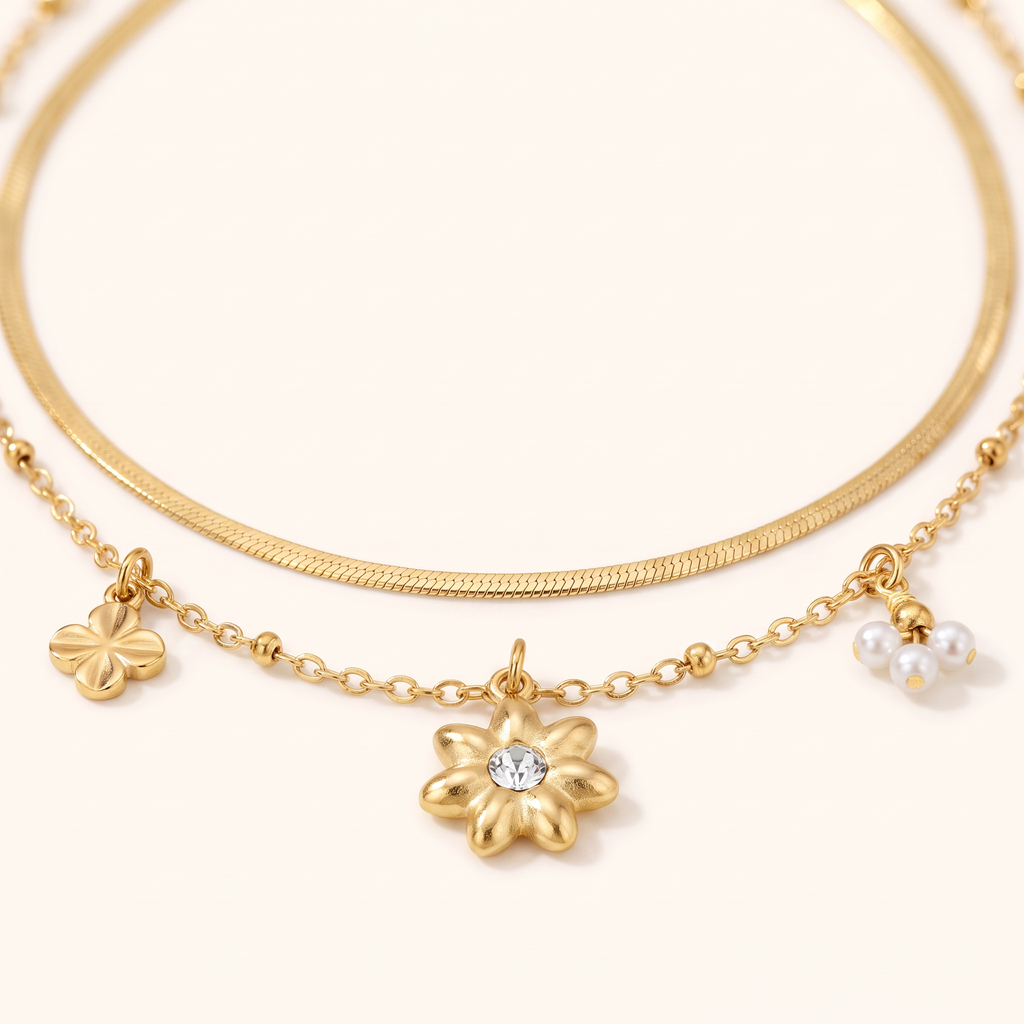 Collier fleur à strass double rang 42 cm, détail du motif, doré