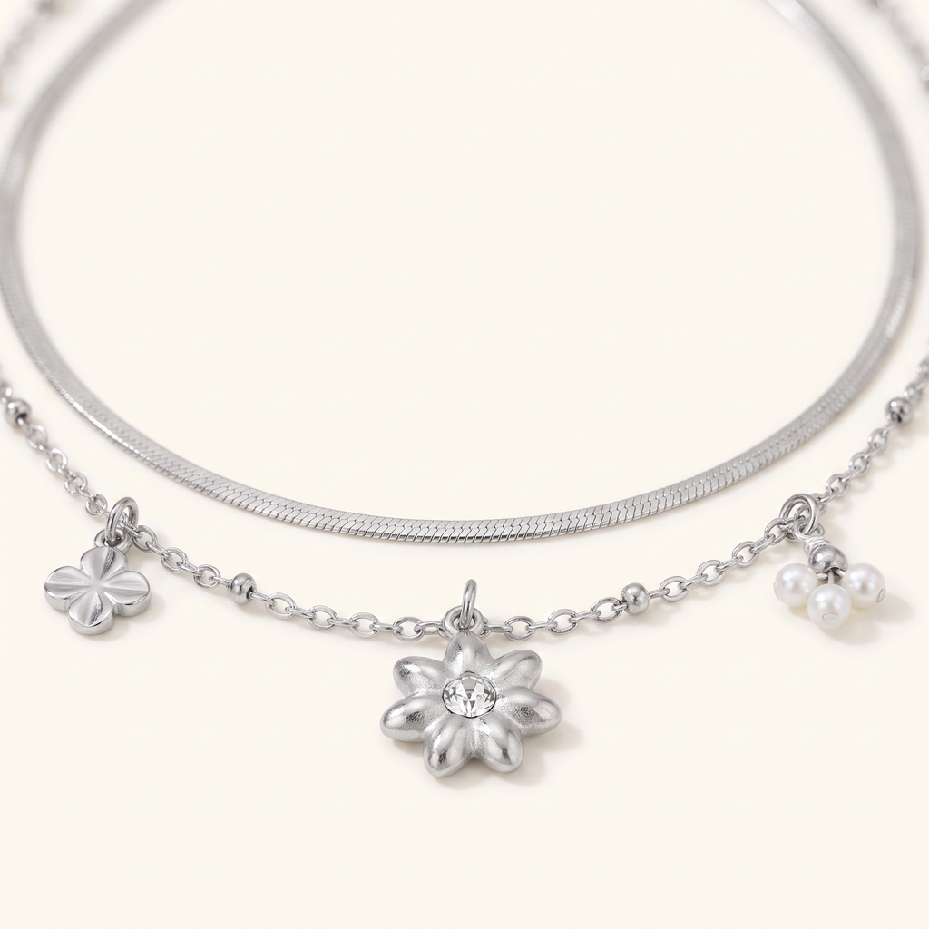 Collier fleur à strass double rang 42 cm, détail du motif, argenté