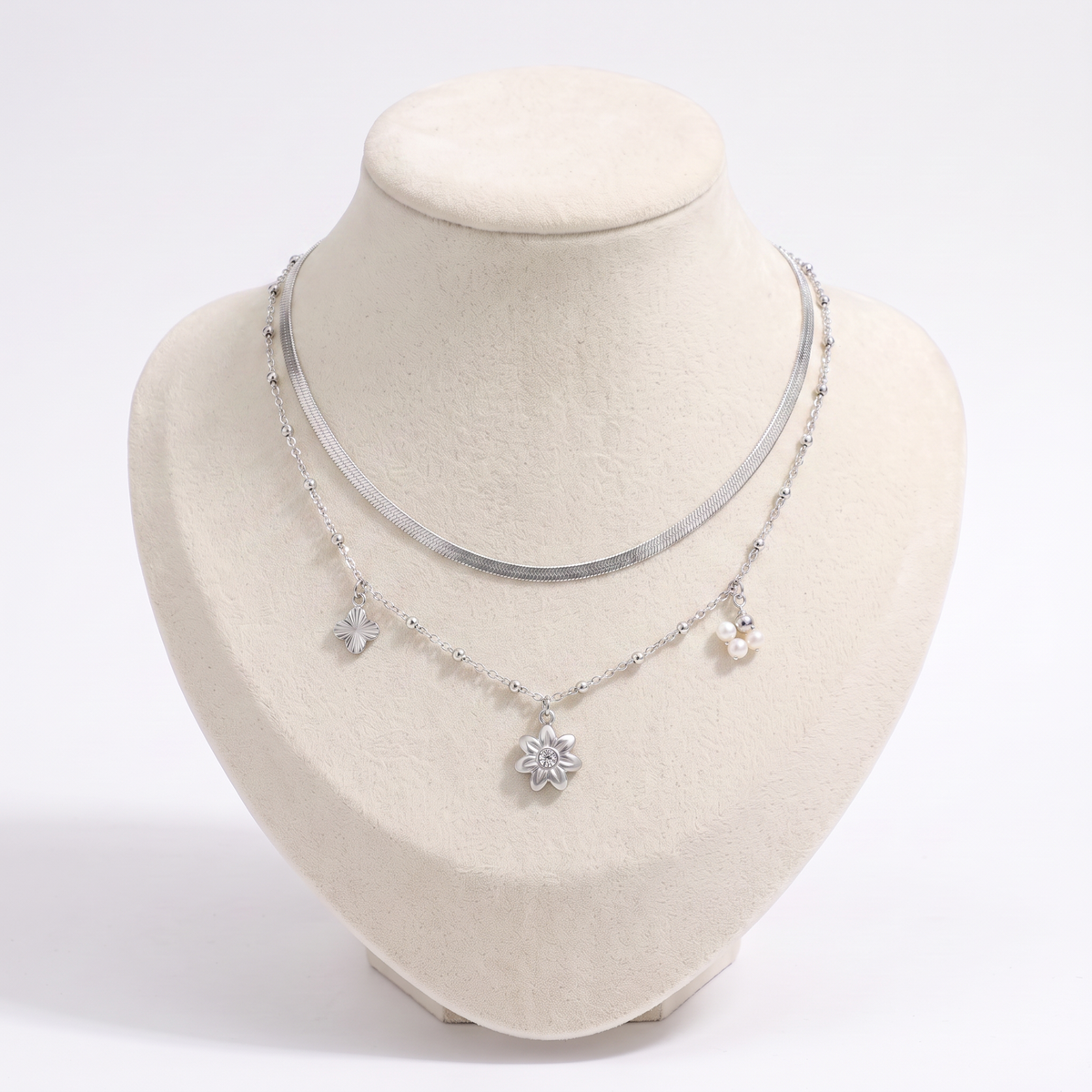 Collier fleur à strass double rang 42 cm, vue de face, argenté
