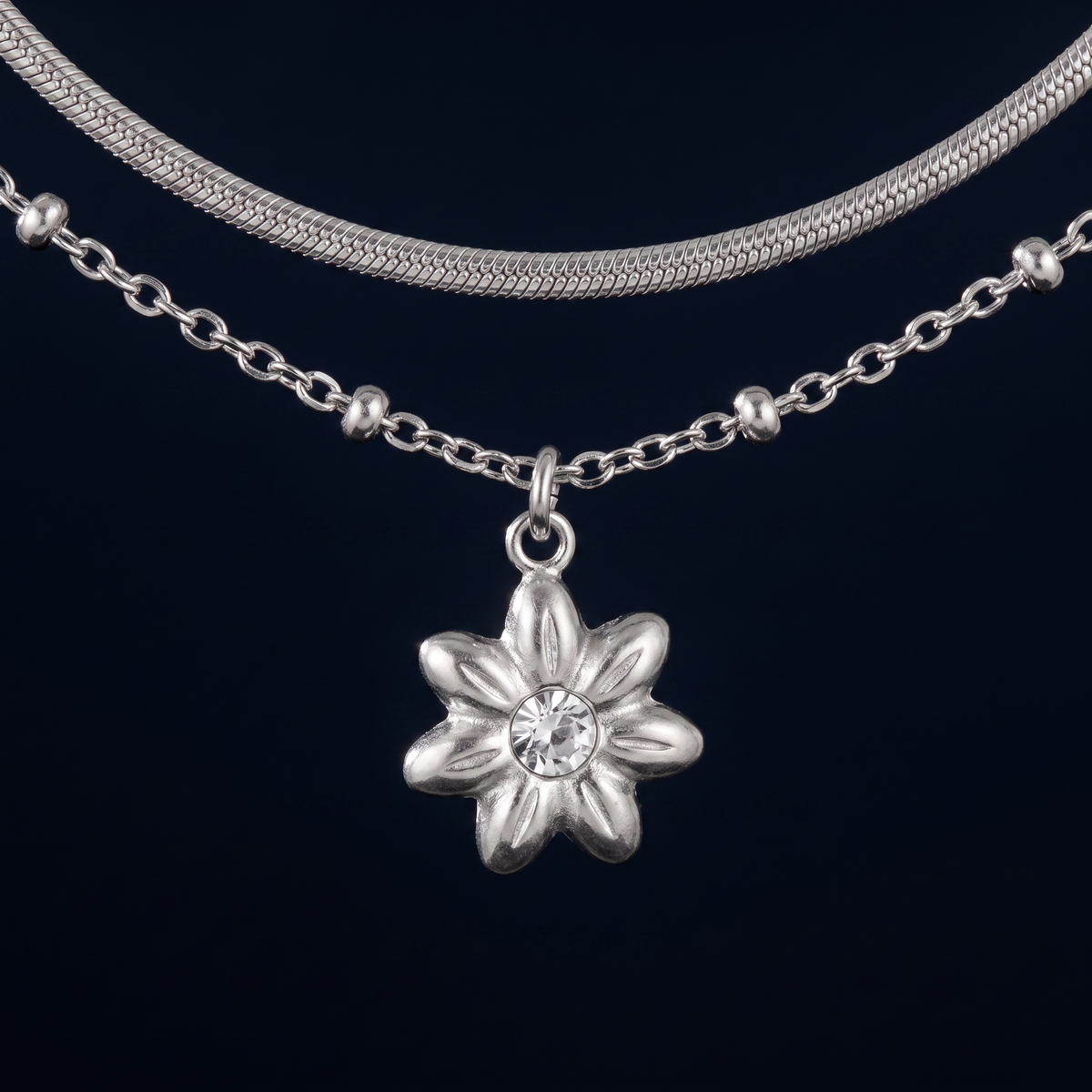 Collier fleur à strass double rang 42 cm, motif en gros plan