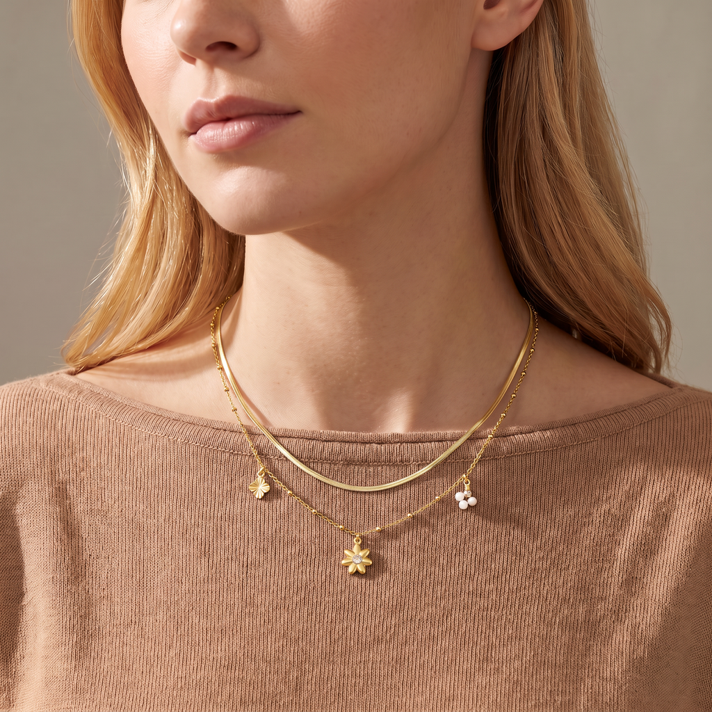 Collier fleur à strass double rang 42 cm, porté mi-corps, doré