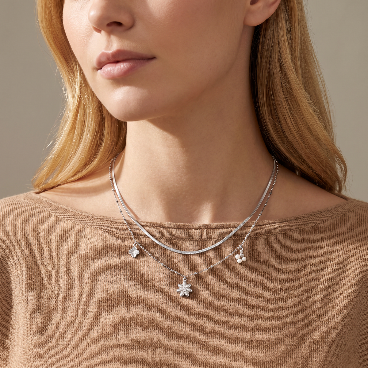 Collier fleur à strass double rang 42 cm, porté mi-corps, argenté