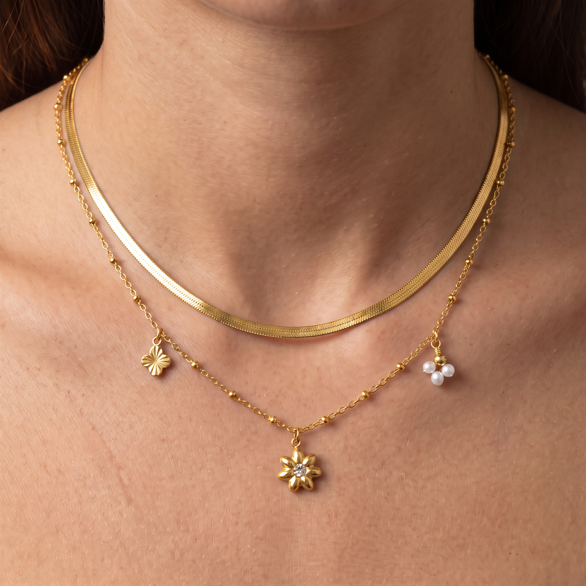 Collier fleur à strass double rang 42 cm, porté, doré
